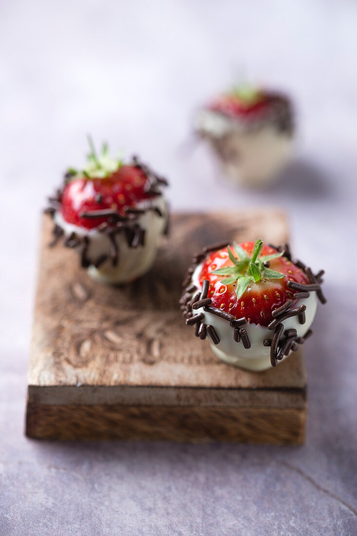 Erdbeeren mit Schokoladenüberzug und Schokostreuseln