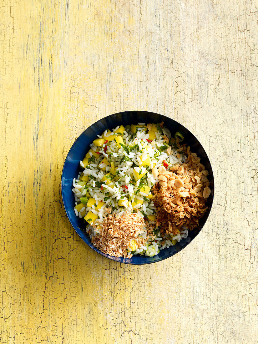 Exotischer Reissalat mit Mango und Limette