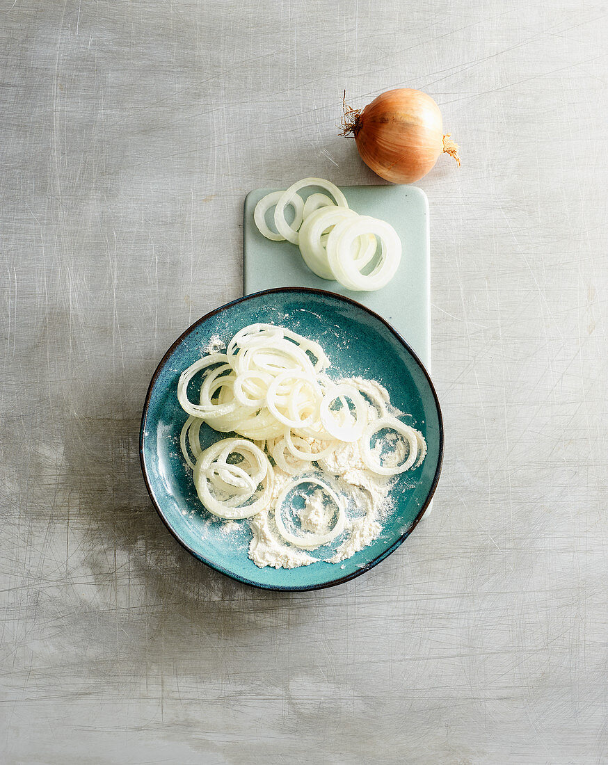 Onion rings in flour