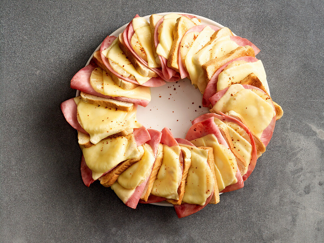 A ring of Hawaii toast for guests