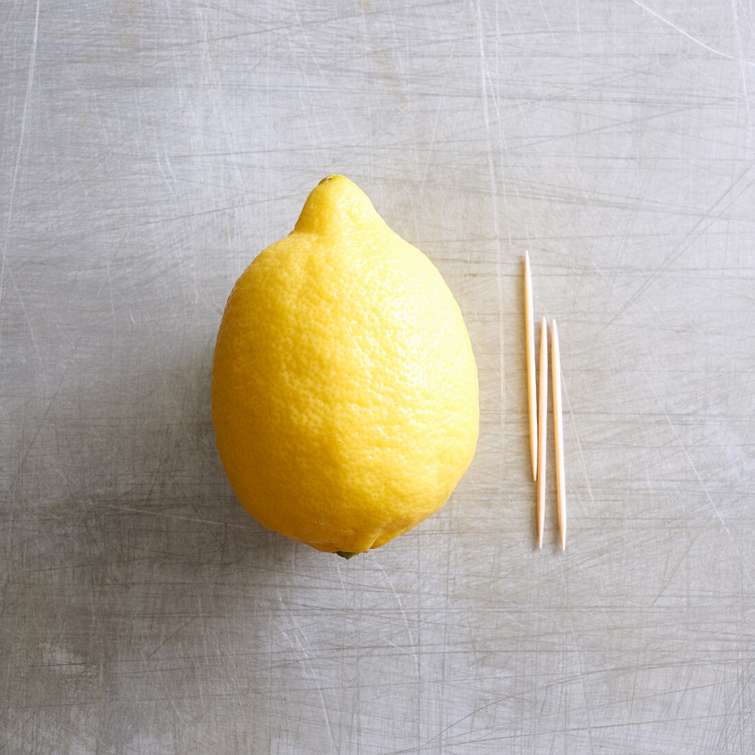 Ein Spritzer Zitrone - Zahnstocher in Zitrone drücken und etwas pressen