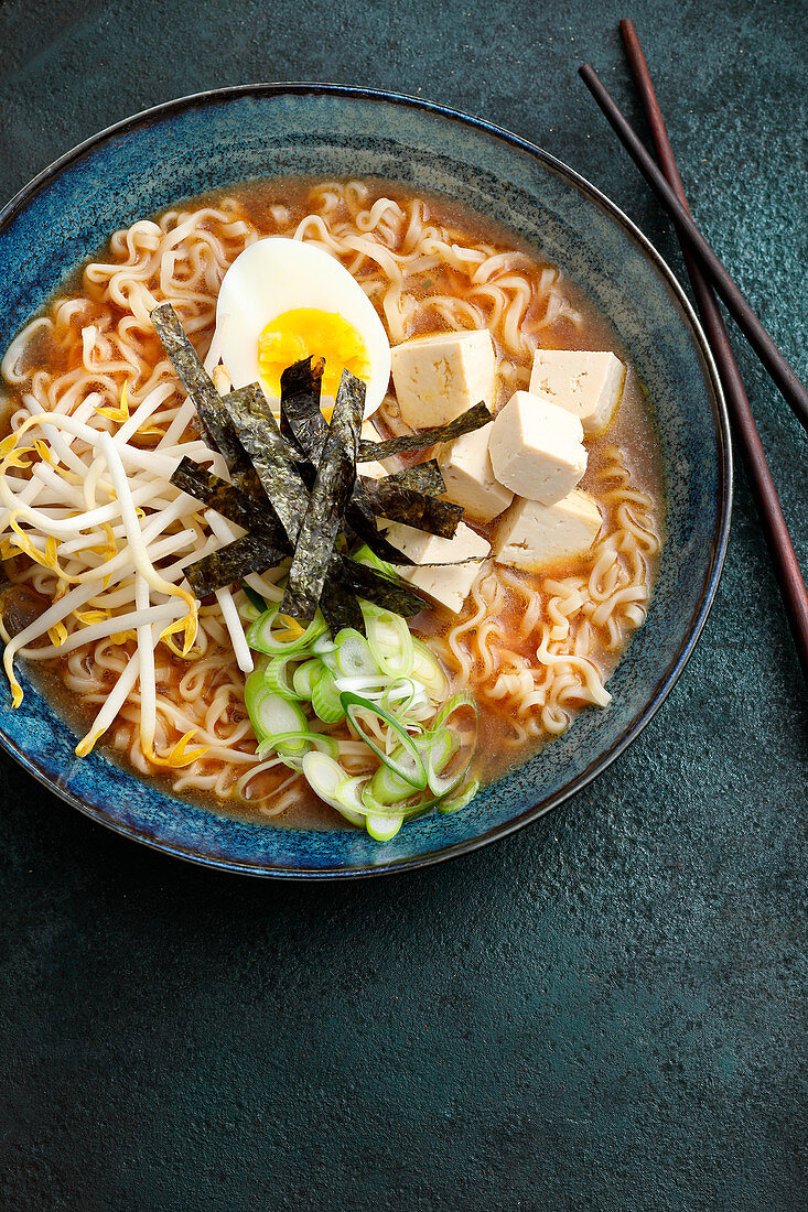 Japanische Miso-Ramen-Suppe mit Tofu und wachsweichem Ei