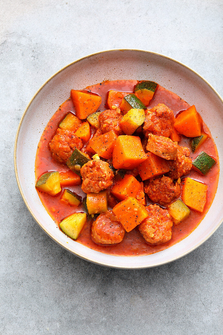 Süßkartoffeleintopf mit Zucchini und Salsiccia