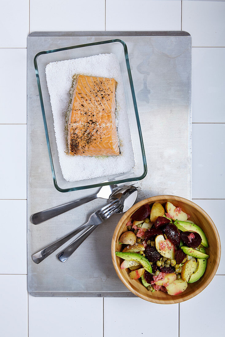 Lachsfilet mit Kartoffel-Avocado-Salat