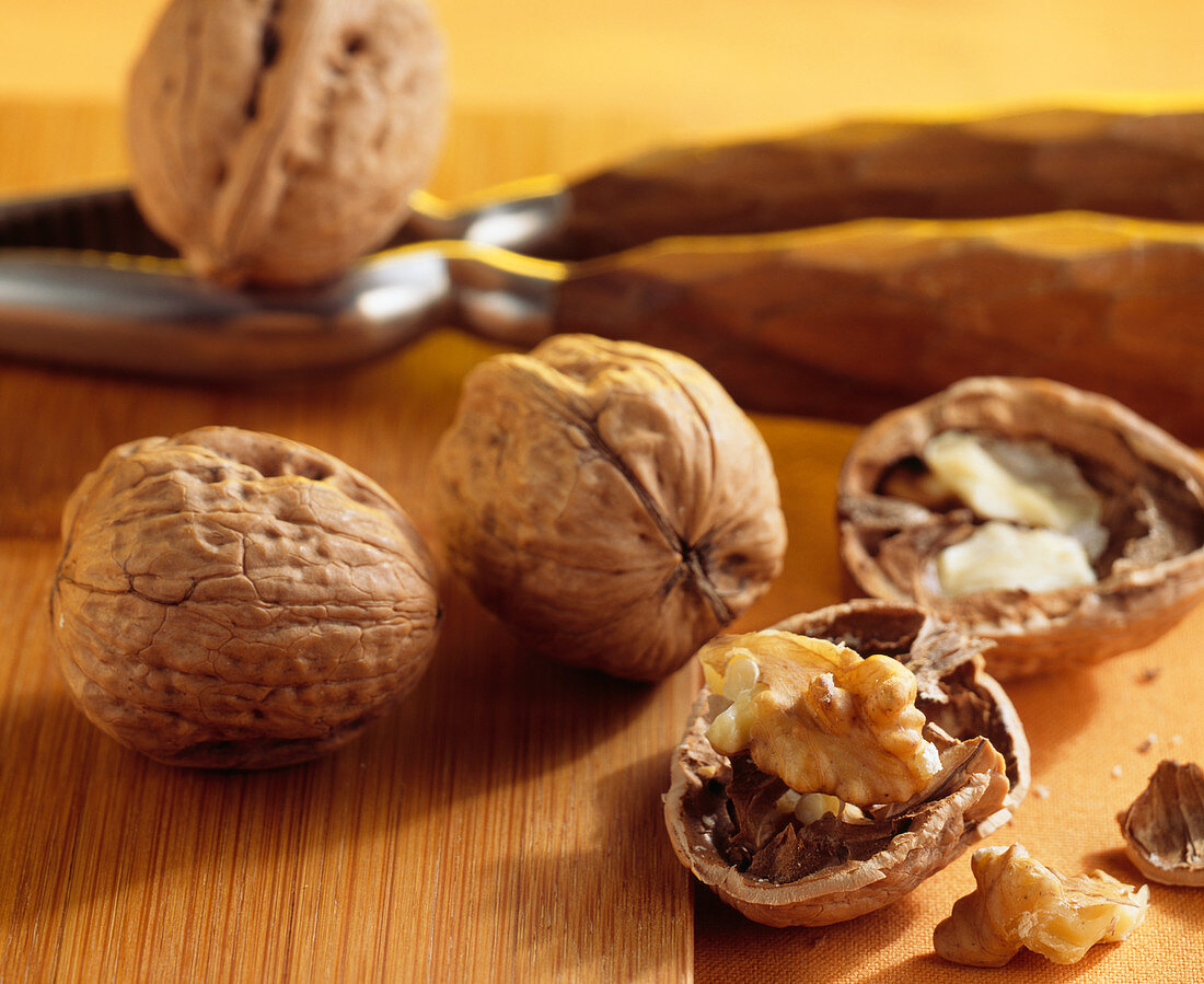 Walnüsse (Juglans Regia), ganz und geöffnet, mit Nussknacker