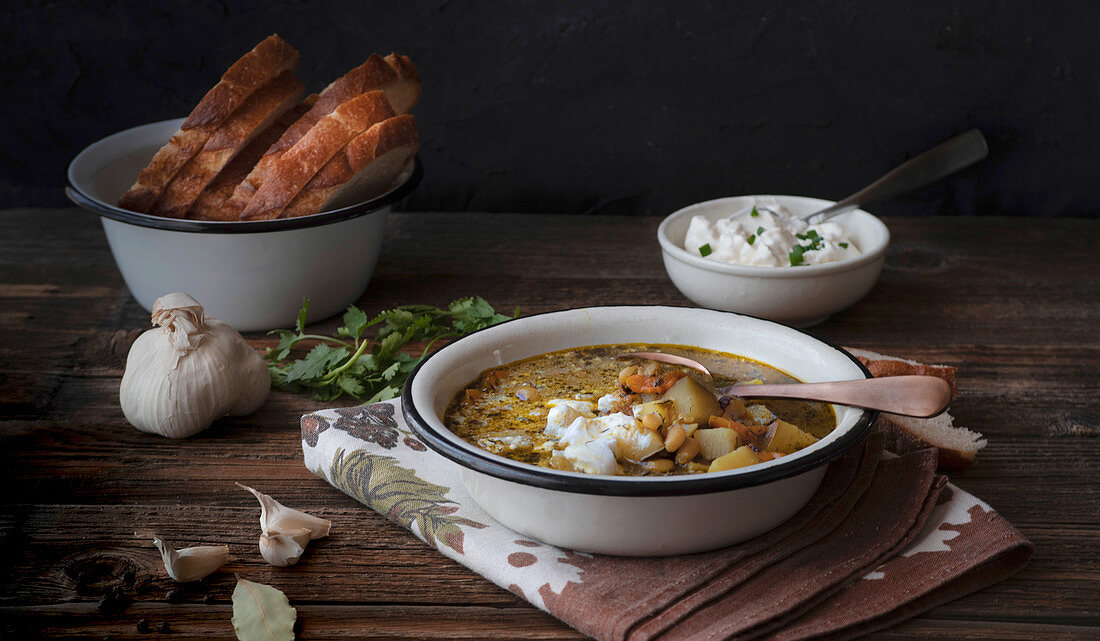 Herbstliche Kartoffel-Bohnen-Suppe serviert mit Brot