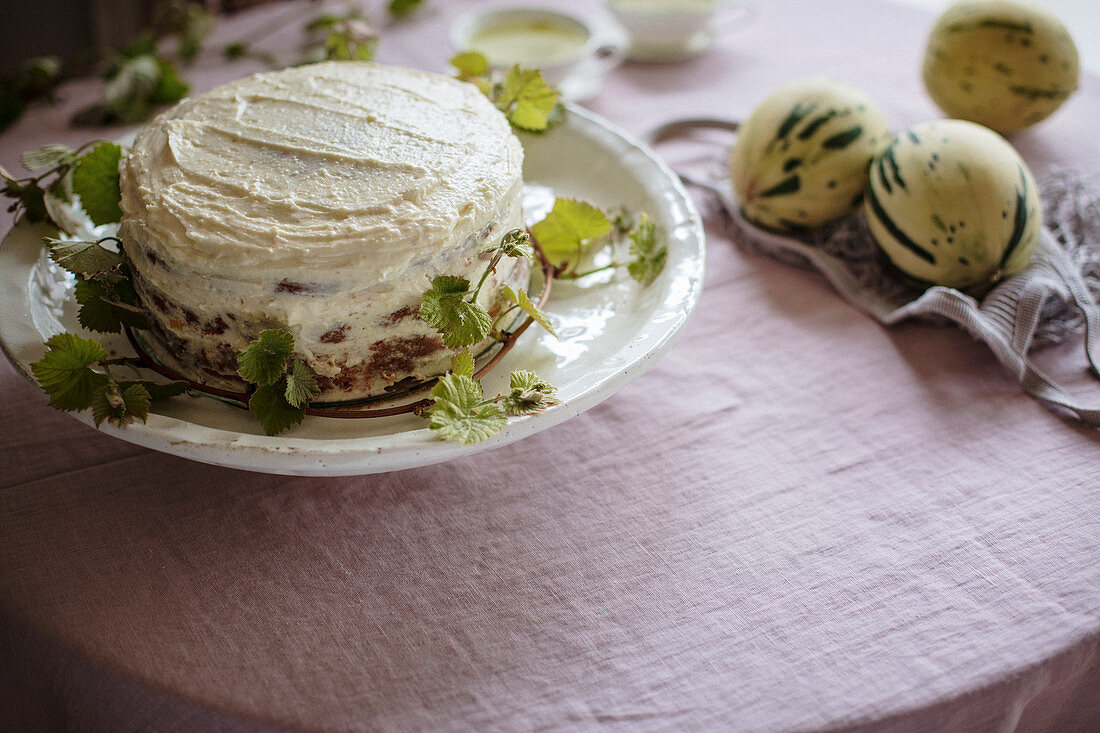 Karottenkuchen mit Mascarpone und eingelegten Pfirsichen