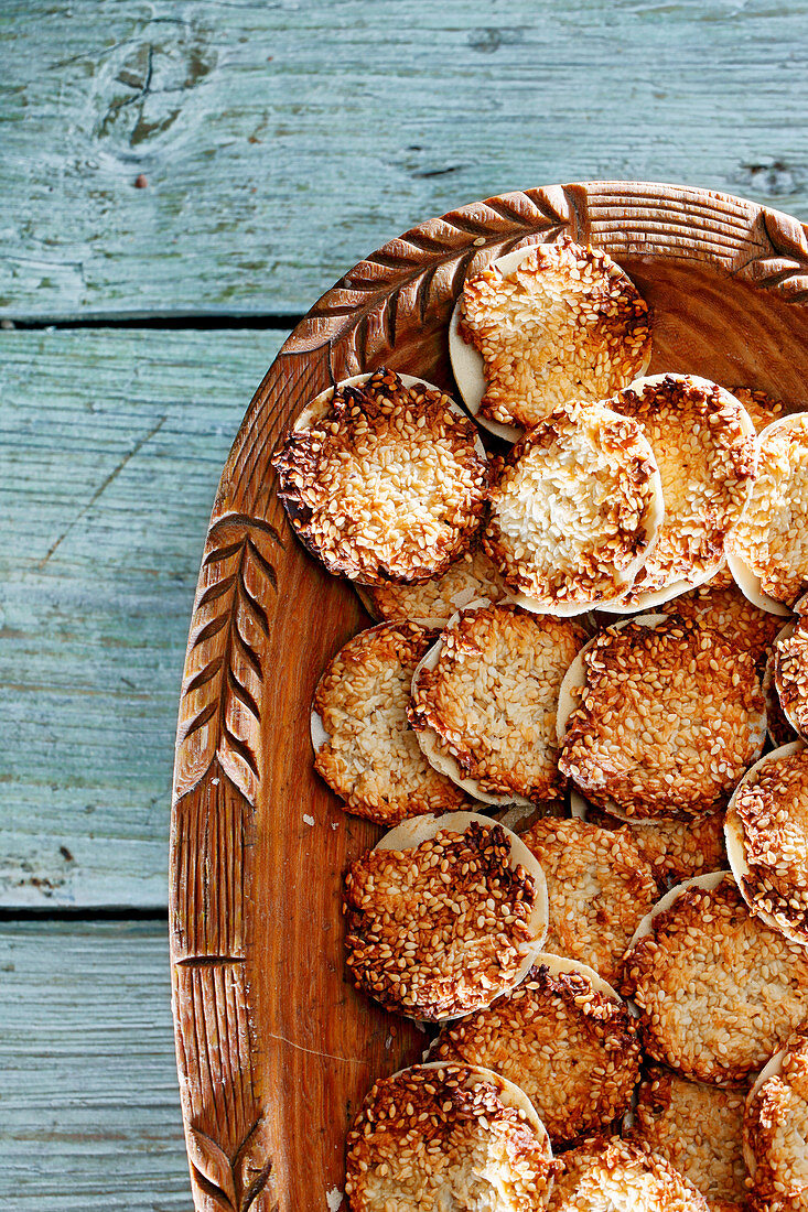 Sesame biscuits in a wooden bowl