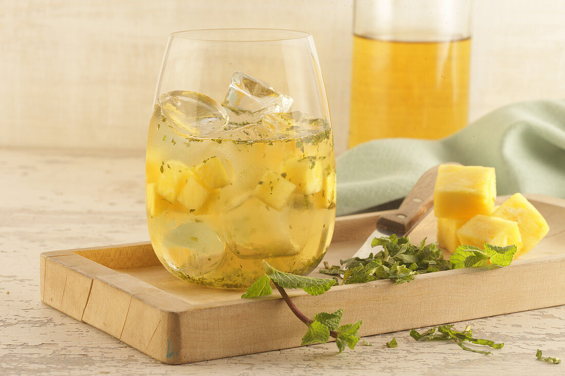 Sweet mint infusion with pineapple and limes