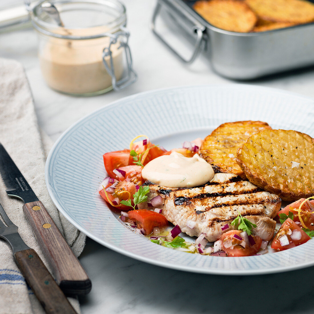 Gegrillte Hähnchenbrust mit Kartoffeln und Kirschtomaten