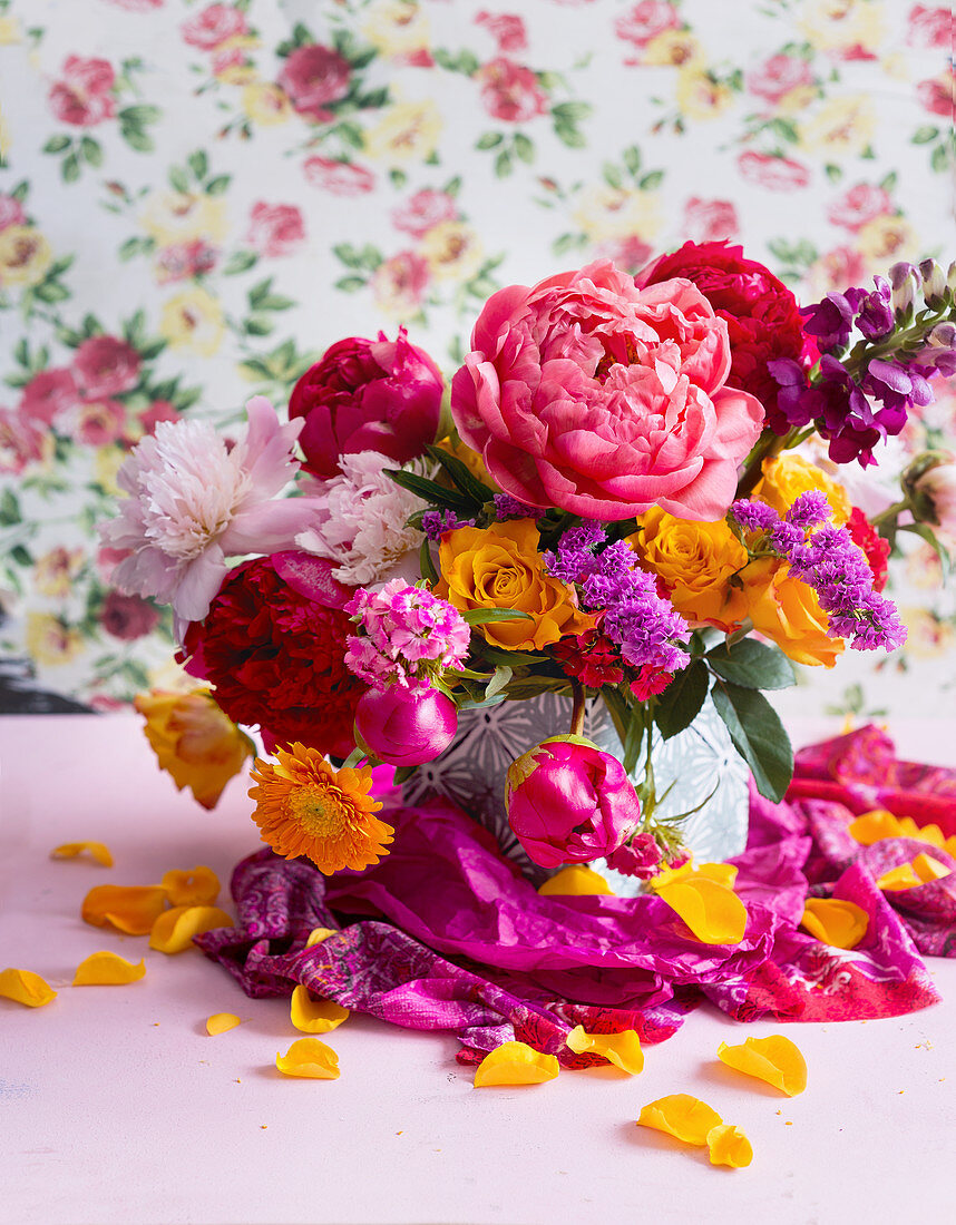 Bunter Strauß mit Pfingstrosen, Rosen und Sommerblumen