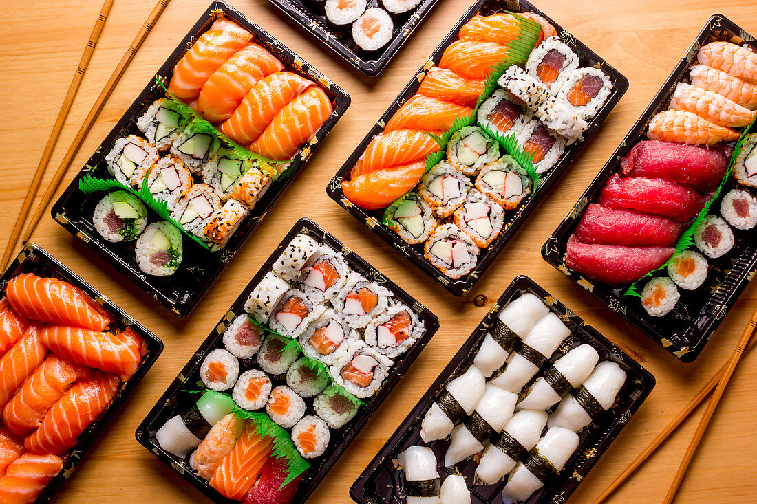 Sushi-Tableau mit Nigiri, Maki und Inside-out-Rolls