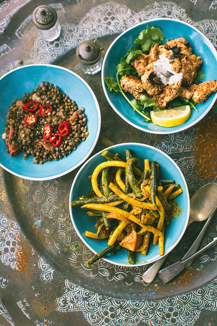 Bohnencurry, Tandoorihähnchen und Linsencurry (Indien)