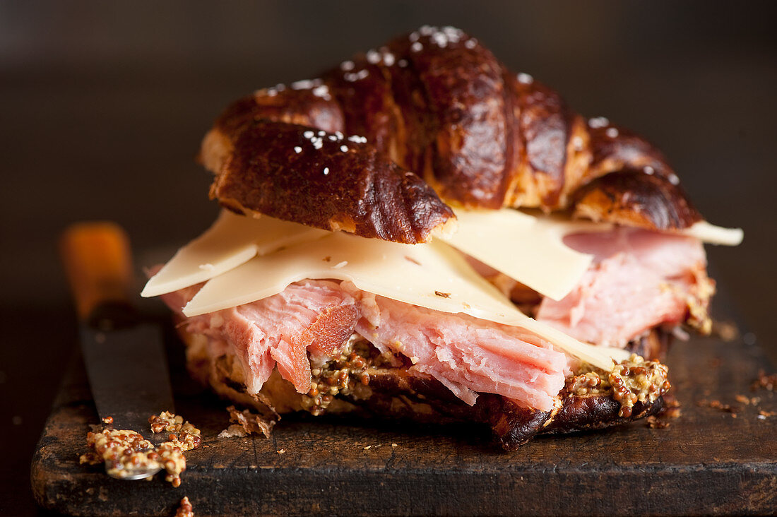 Schinken-Käse Laugencroissant mit Vollkornsenf