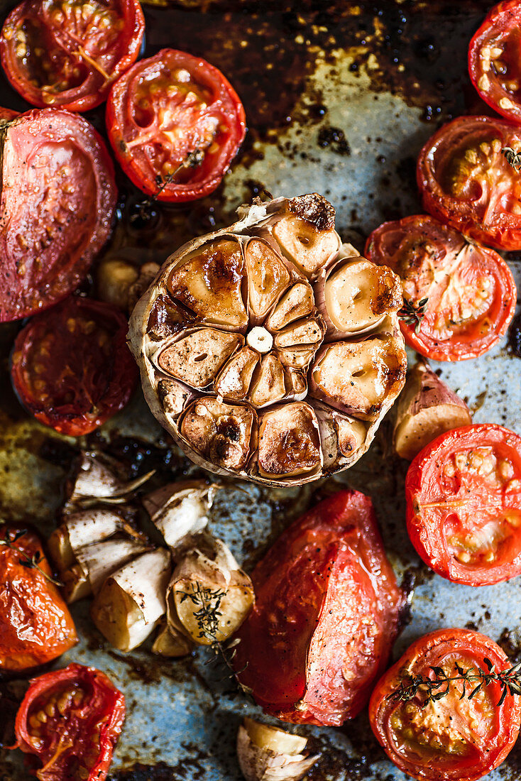 Gebratener Knoblauch und Tomaten