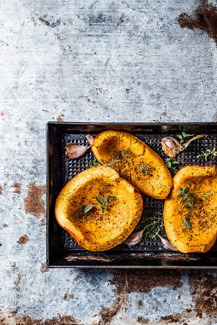 Gebratener Hokkaido-Kürbis mit Knoblauch und Kräutern