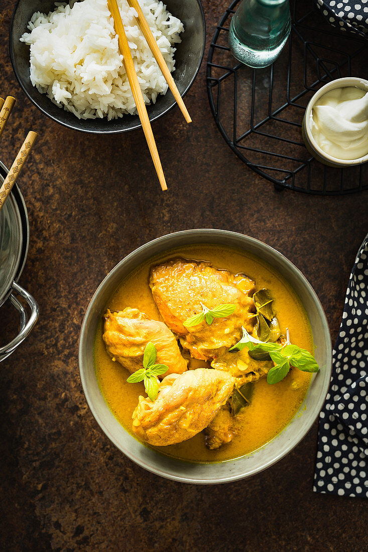 Yellow chicken curry with mint