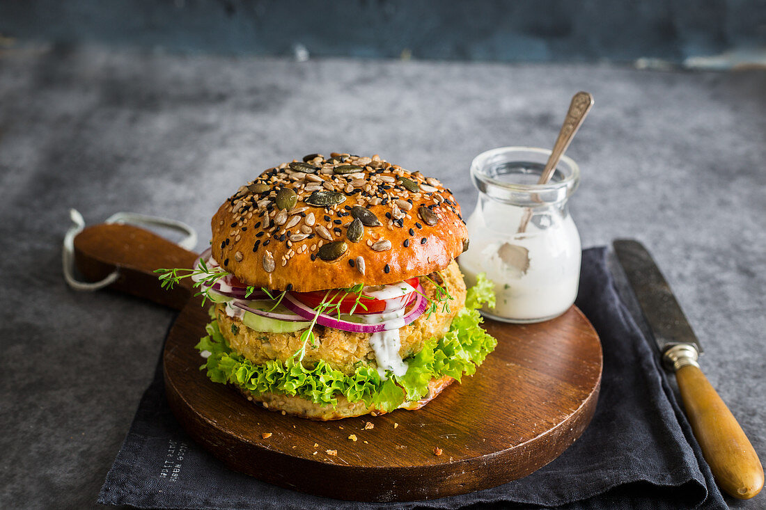 Veganer Kichererbsenburger mit veganem Ranchdressing