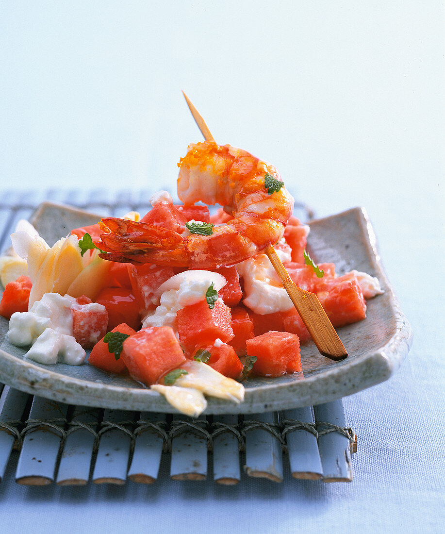 Melonensalat mit Scampi-Spiess