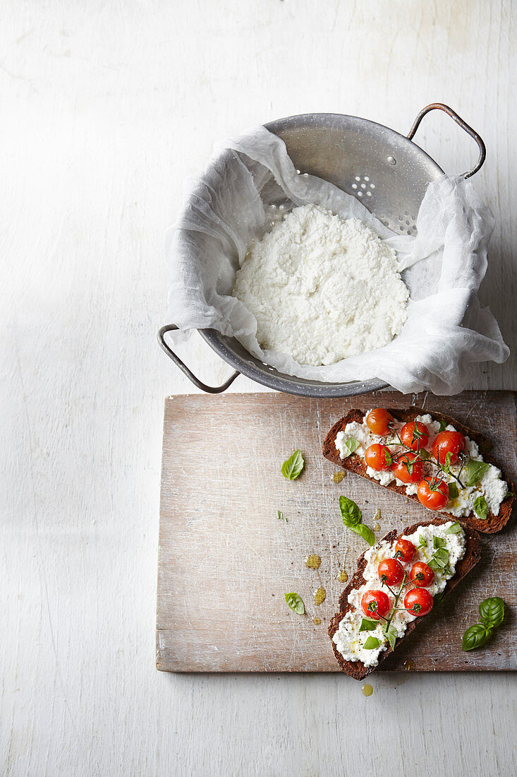 Bruschetta mit Ziegenquark und Kirschtomaten