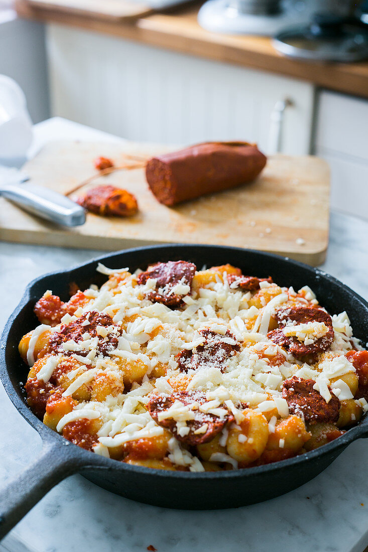 Ungebackene Gnocchi mit Chorizo und Käse