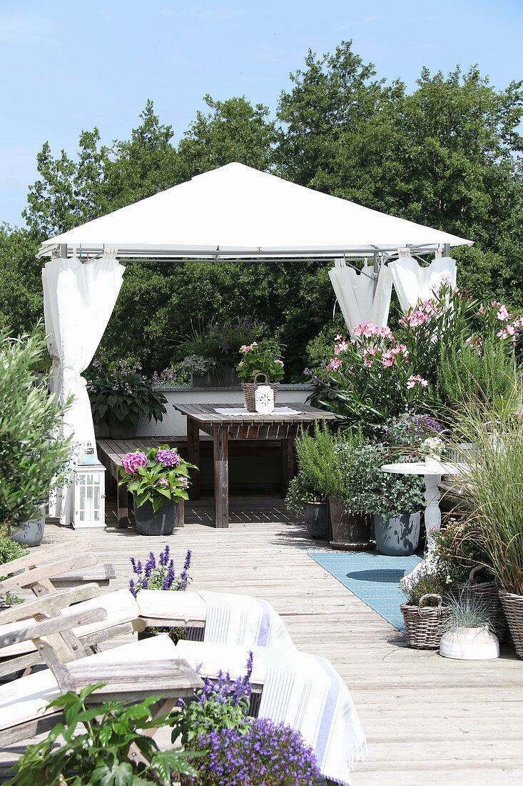 Sitzplatz auf Sommerterrasse unter Pavillon