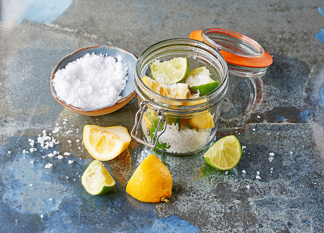 In Salz eingelegte ausgepresste Zitronen und Limetten