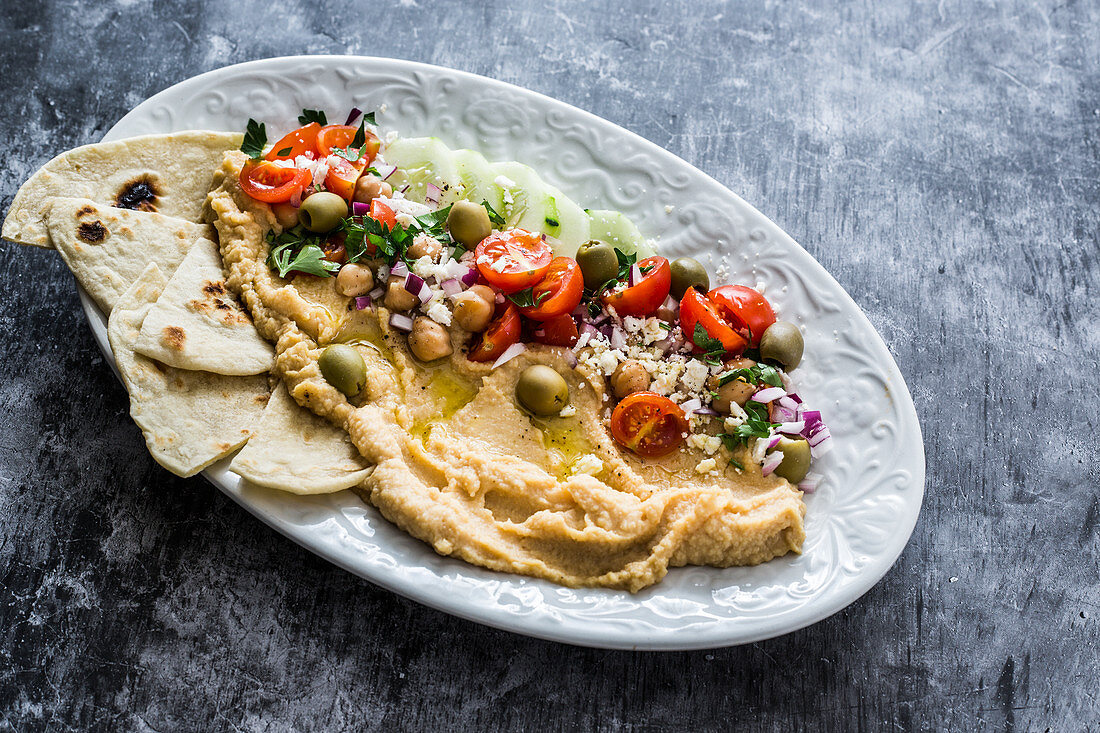 Mediterraner Hummus mit Gemüse