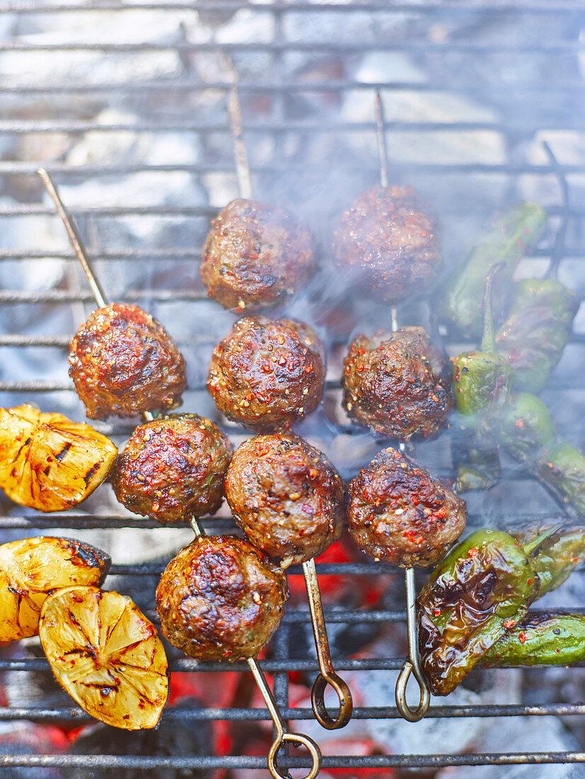 Hackbällchen-Kebabs auf dem Grill