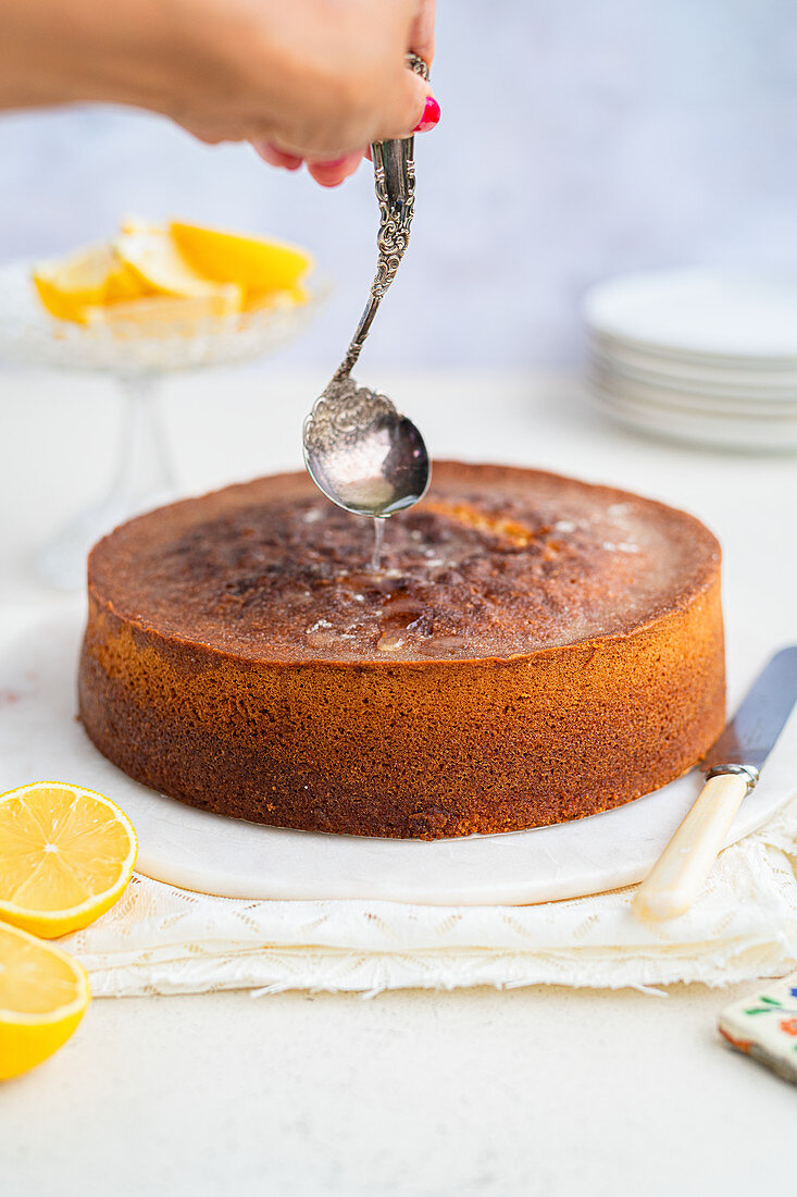 Lemon Drizzle Cake mit Sirup beträufeln