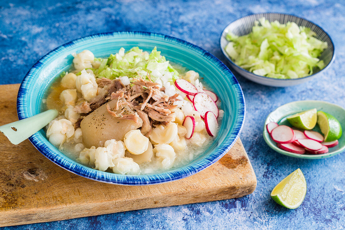 Pozole (Maiseintopf, Mexiko) mit Schweinefleisch