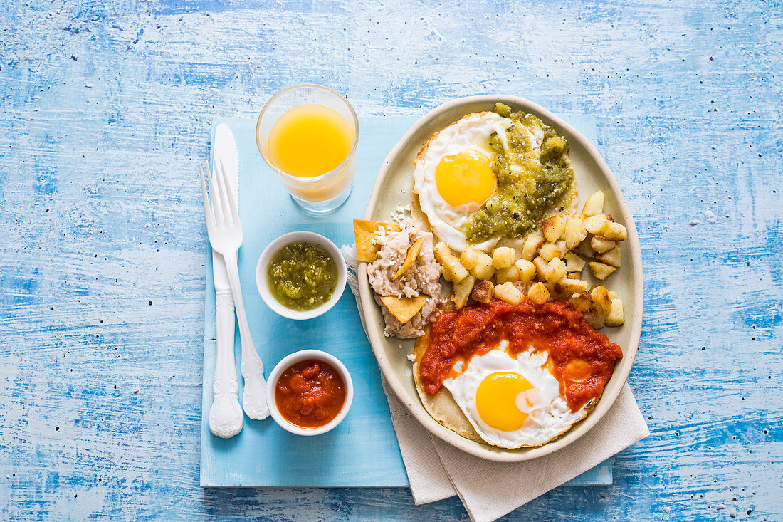Huevos divorciado (breakfast dish, Mexico)