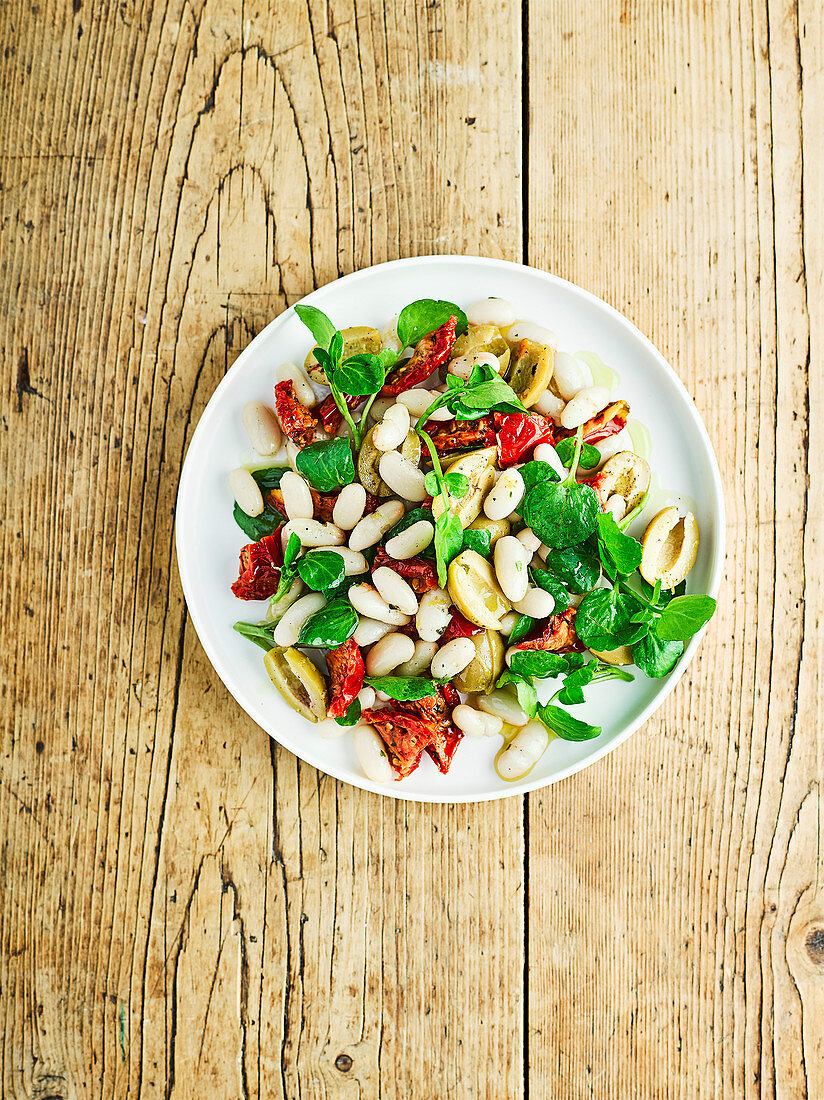 Salad with beans, tomatoes and watercress