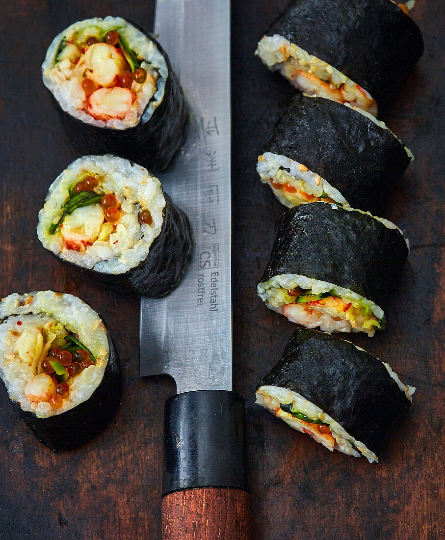 Maki-Sushi mit Krustentieren und Kaviar