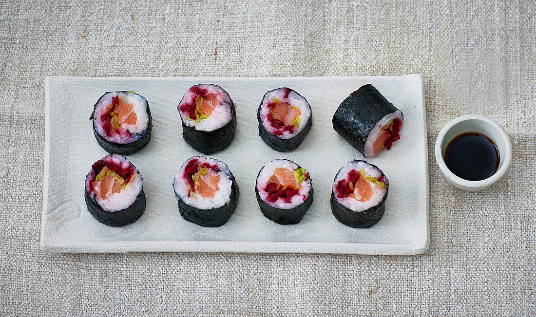 Maki-Sushi mit Lachs und Rote-Bete