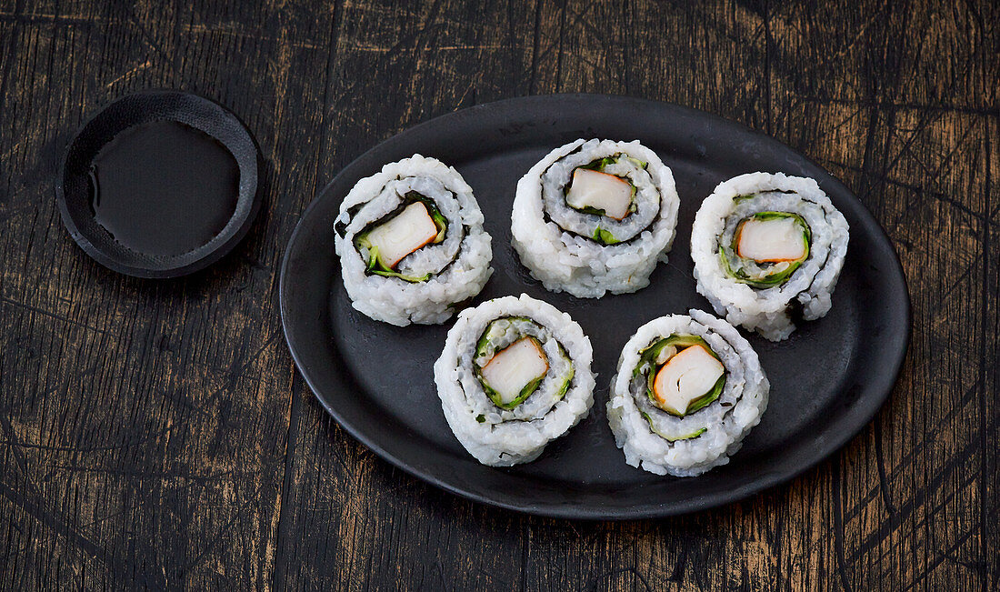 Uramaki-Sushi mit Surimi