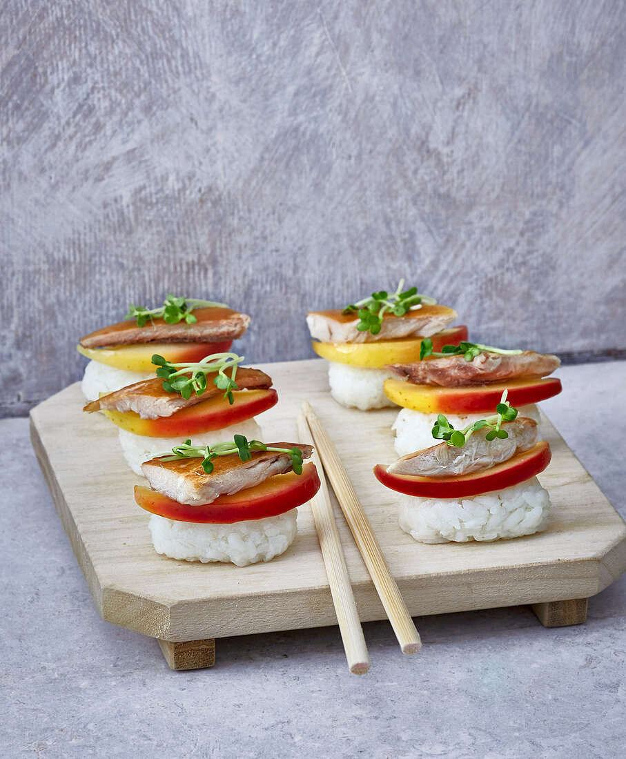 Nigiri-Sushi mit Makrele und Apfel