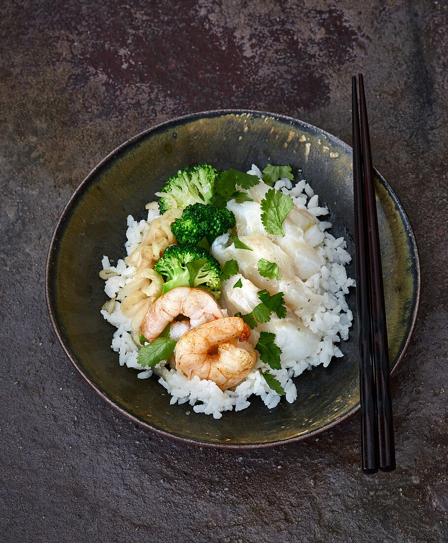 Chirashi-Sushi mit Kabeljau und Garnelen