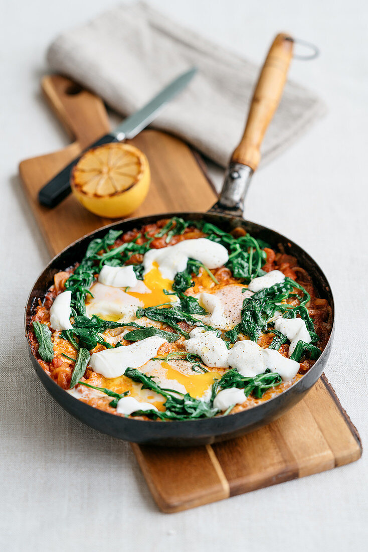 Zwiebel-Rucola-Pfanne mit Eiern