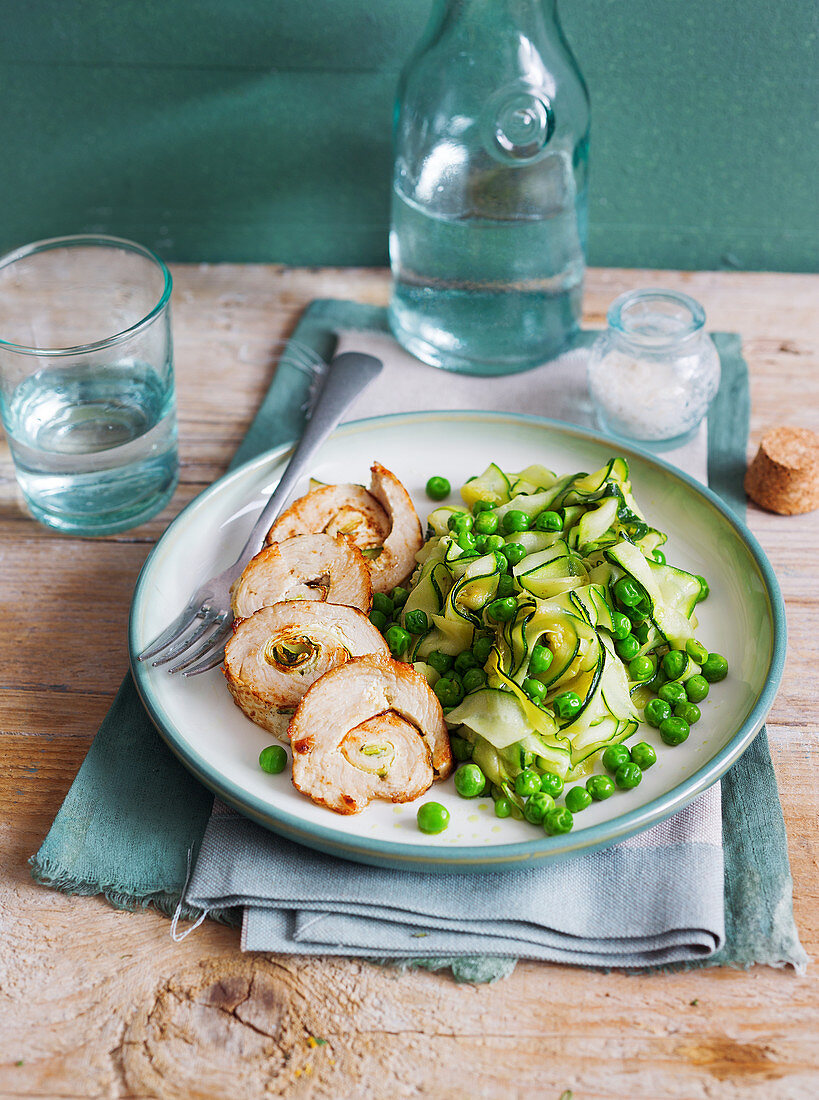 Gefüllte Hähnchenbrust mit Zucchini und Erbsen