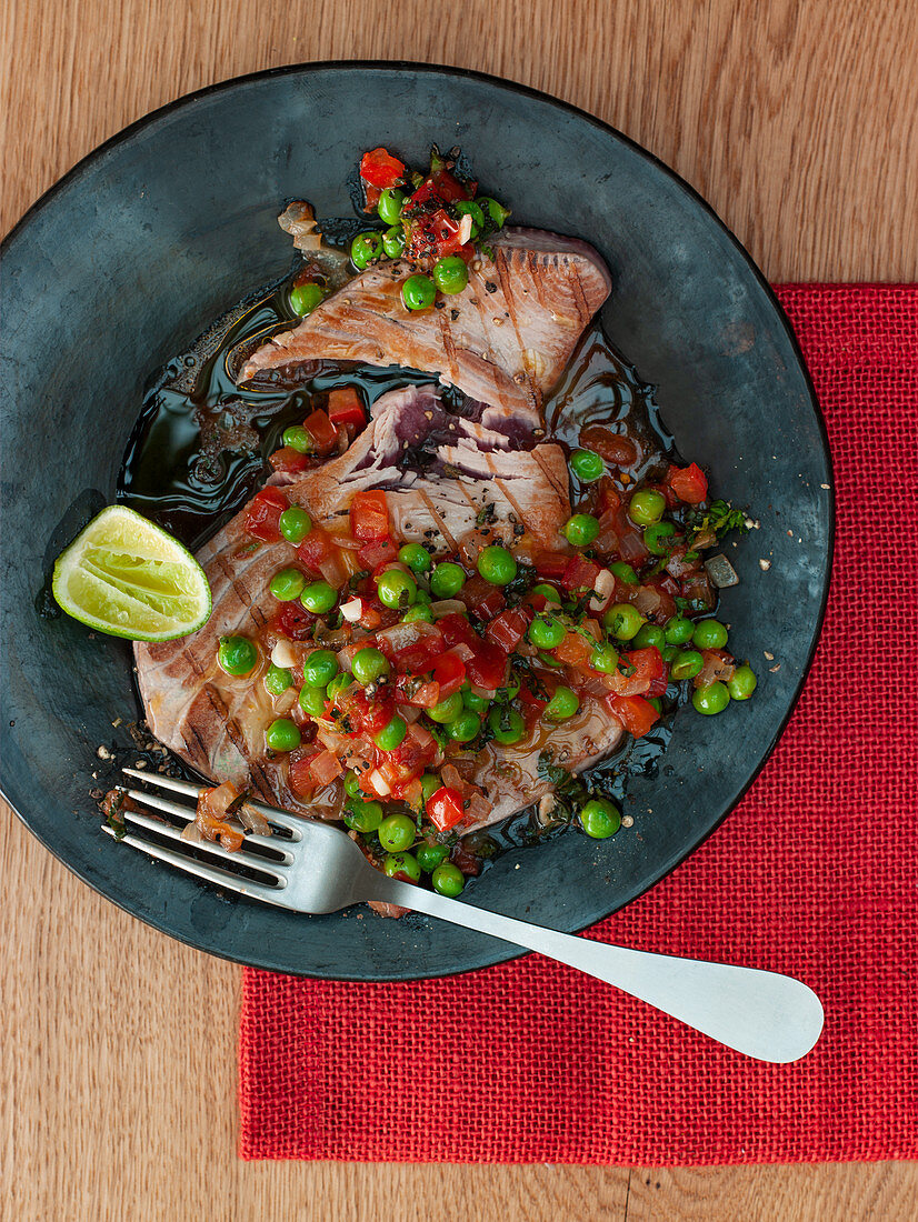 Thunfisch mit Erbsen-Minze-Salsa
