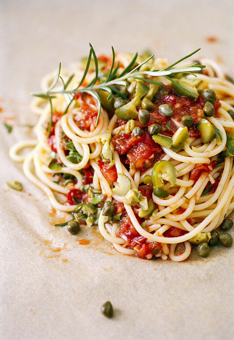 Scharfe Spaghetti-Päckchen mit Chili, Kapern und Oliven