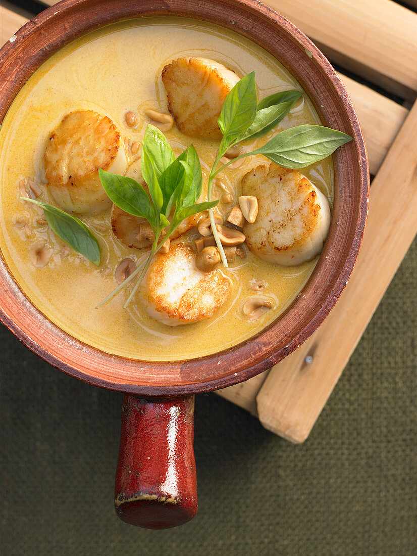 Thai-Suppe mit Jakobsmuscheln und Erdnüssen