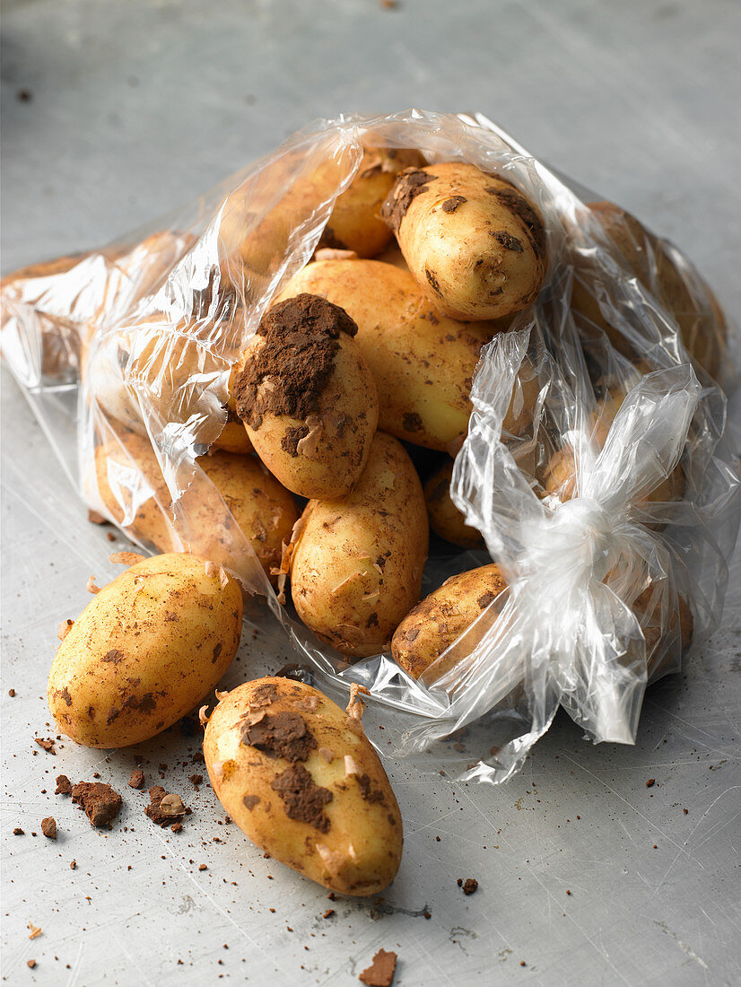Kartoffeln im Plastikbeutel