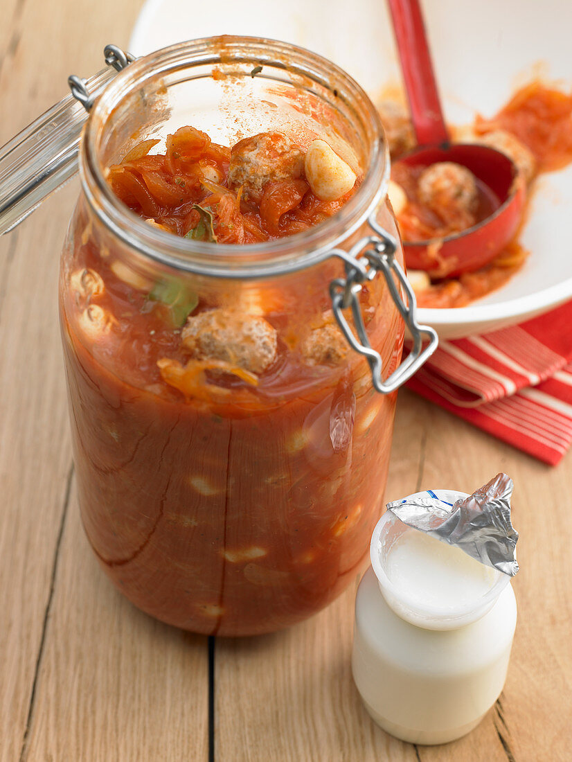 Tomatensuppe mit Sauerkraut und Fleischklösschen im Bügelglas