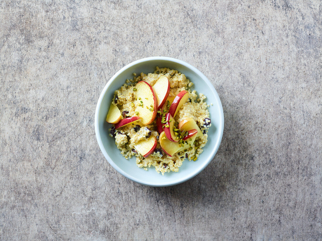 Süße Hirsepfanne mit Apfel und Kirschen