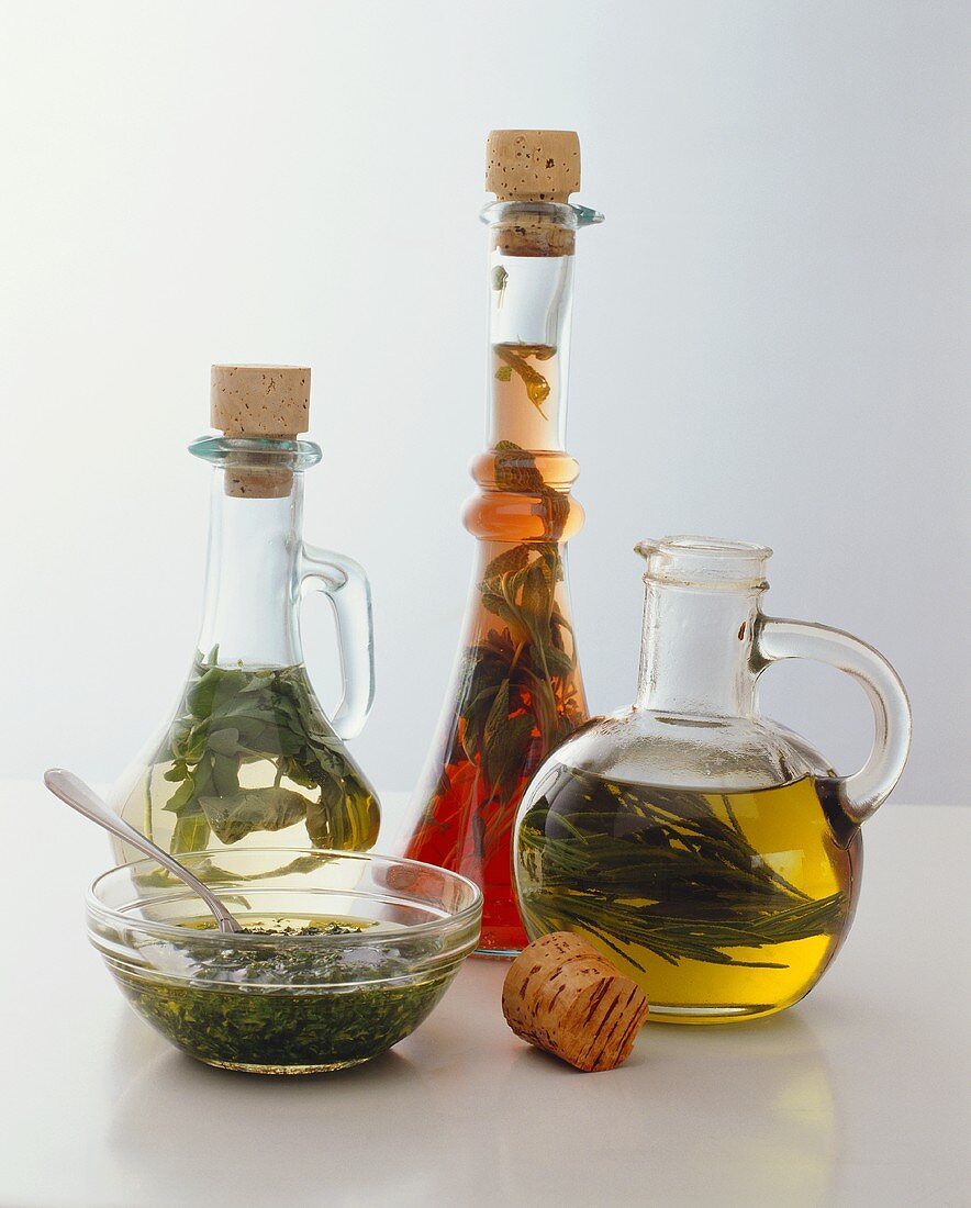 Kräuteressige & Öle in drei Flaschen & im Schälchen