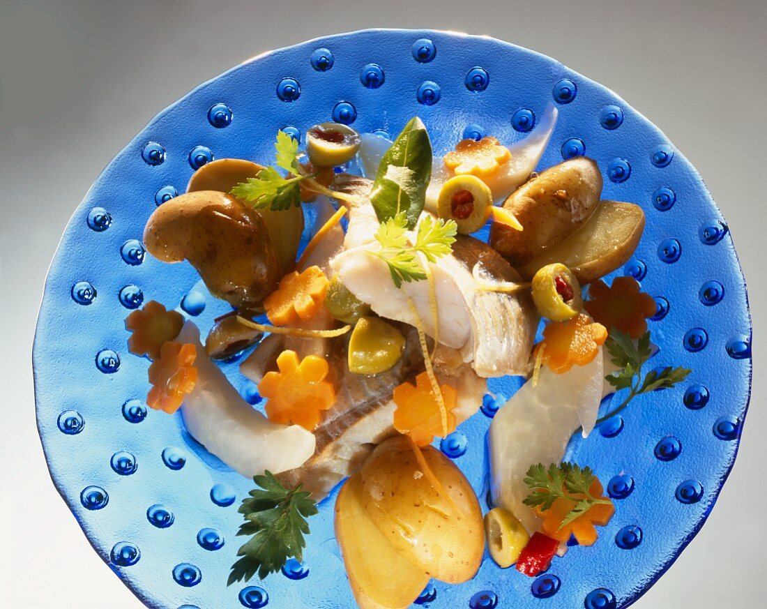 Fish & vegetable salad: olives, potatoes, carrots & kohlrabi