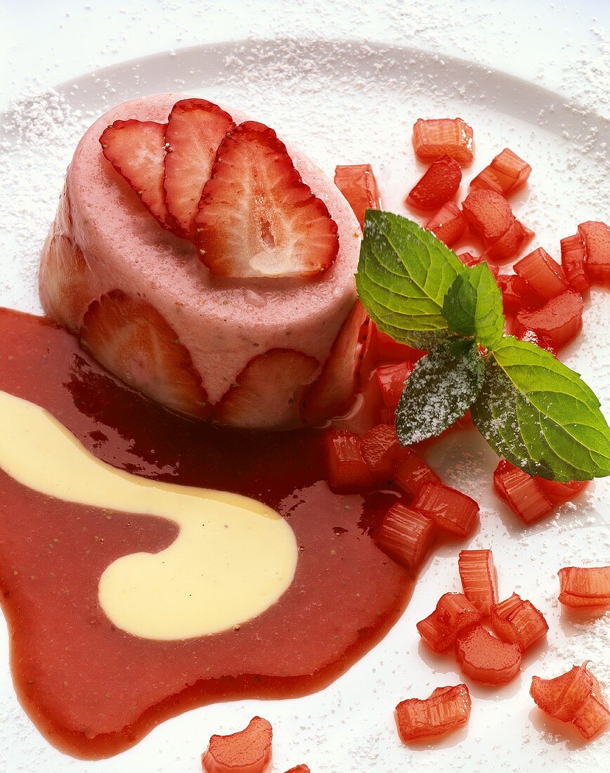 Erdbeerterrine mit Erdbeer-Rhabarber-Sauce & Vanillesauce