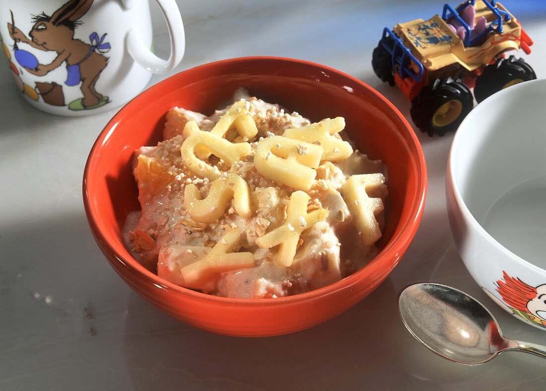 Knuspermüsli mit ausgestochenen Obstbuchstaben für Kinder